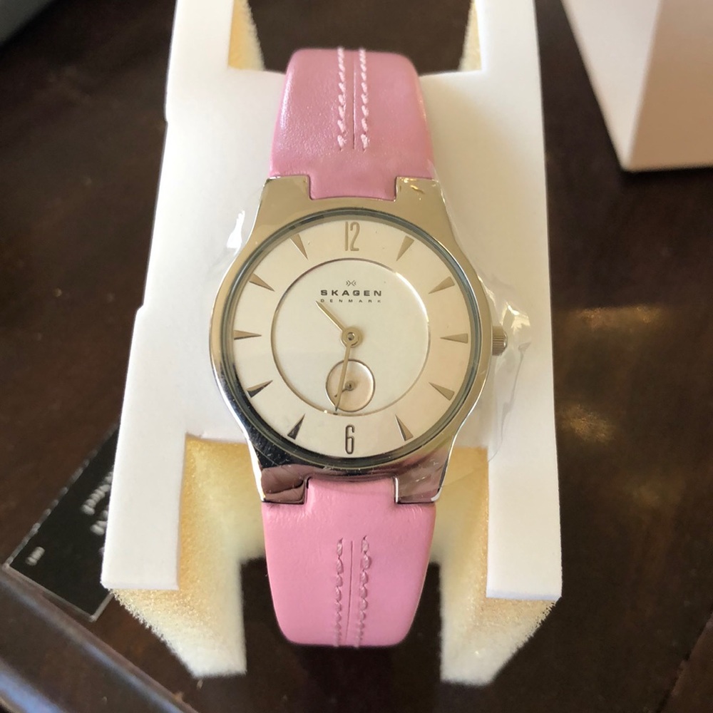 💕 NEW in box!  Skagen Watch pink
